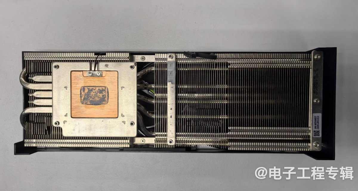 Intel顶配游戏显卡拆解，里面长什么样？(图10)