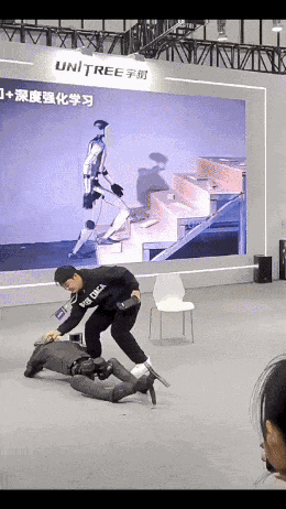 宇树科技人形机器人“翻车”,两条腿的还是不稳吗?(图1) 宇树科技人形机器人“翻车”,两条腿的还是不稳吗?(图1)