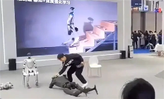 宇树科技人形机器人“翻车”,两条腿的还是不稳吗?(图2) 宇树科技人形机器人“翻车”,两条腿的还是不稳吗?(图2)