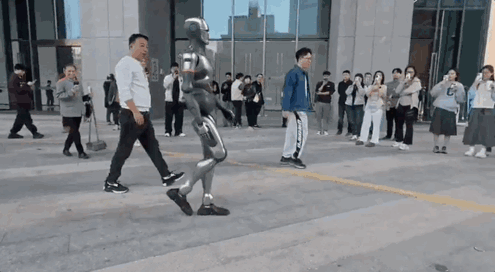 深圳一机器人街头散步成网红，简直太像个人了！(图2)