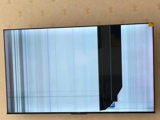 小伙用铁衣架增强电视信号致花屏，正确做法是什么？(图2)