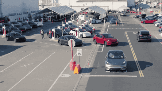 特斯拉“残血版”FSD本土化：城市道路辅助驾驶功能灰度测试启动(图8)